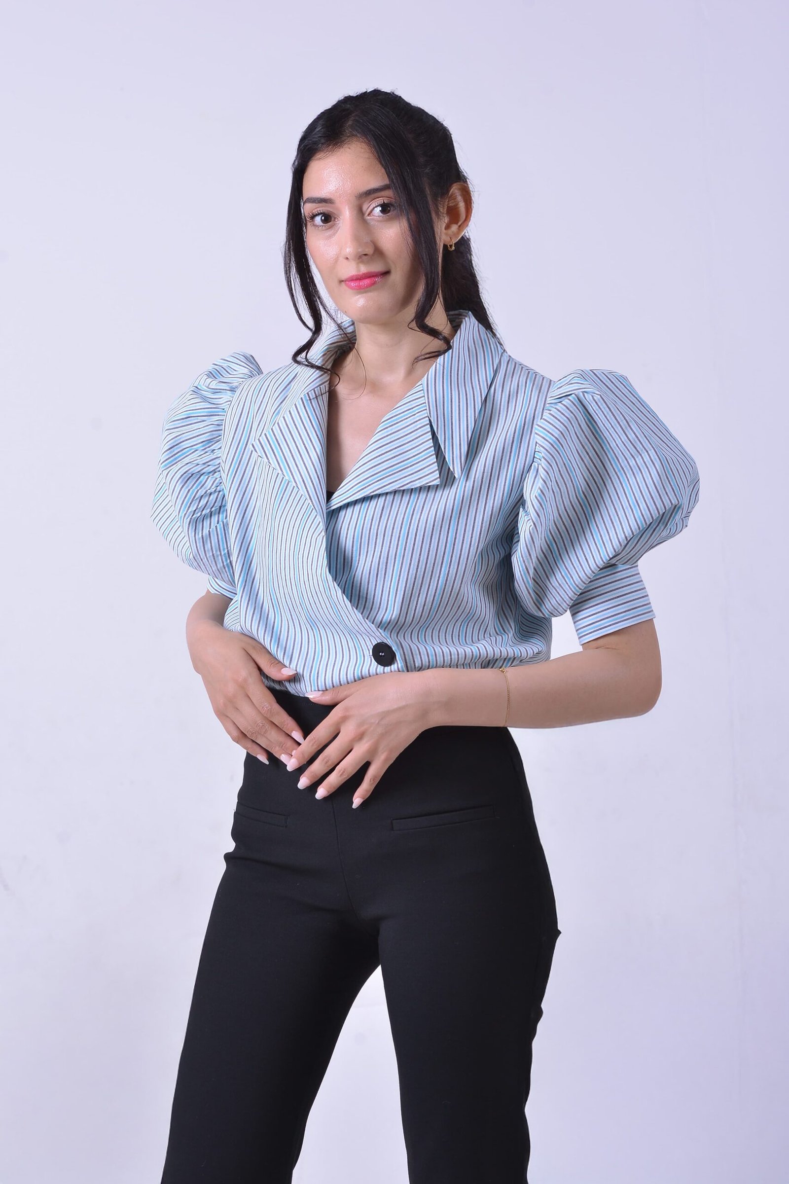 Femme portant une chemise rayée à manches bouffantes de la collection ECHOES OF S(E)OUL & BEYOND – Maison Kumawo